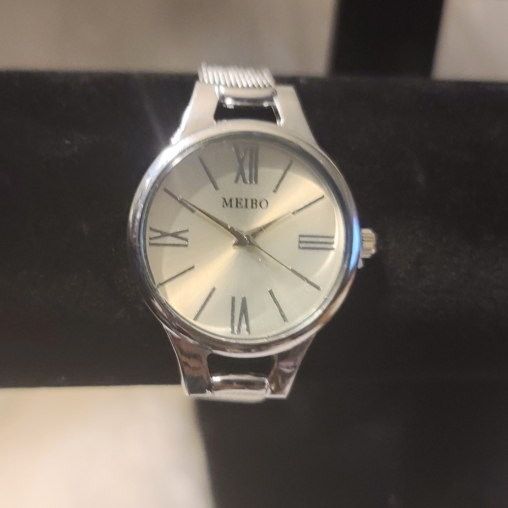 NWT Meibo Quartz Ladies Watch